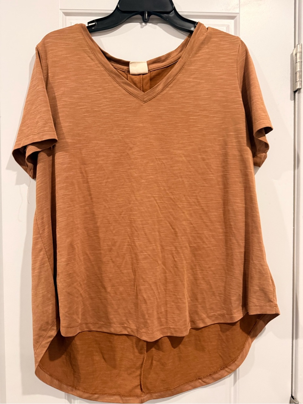 Mod Ref Short Sleeve V-Neck Top in Rust Brown